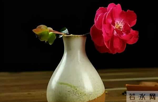 对家人不耐烦、态度差,对外人客客气气,暴露了一个人的性格缺陷