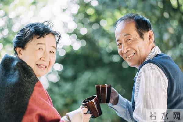 62岁同居第一夜,我哭湿了枕头:再婚试探里,藏着两个孤独的灵魂