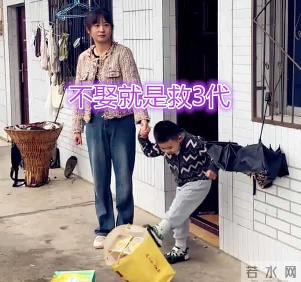 男子相亲，二婚女子4岁儿子一脚踢翻礼品，网友：男子一转身救3代