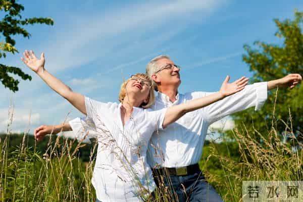 那一晚,洗完澡,我掀开了70岁老伴的被子,她说“我们分居吧”
