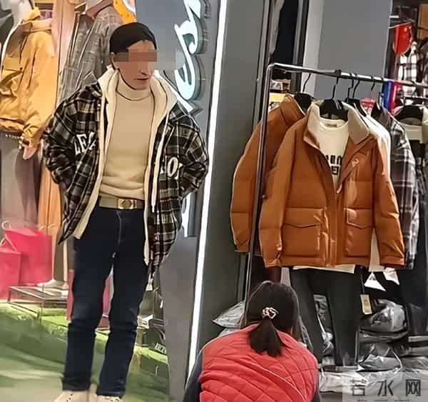 女子商场跪求丈夫后续!为买羽绒服,衣着朴实家庭妇女 知情人曝光