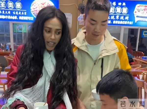 河南小伙娶非洲女模特,颜值逆天身材傲人似舒淇,彩礼只要1万元