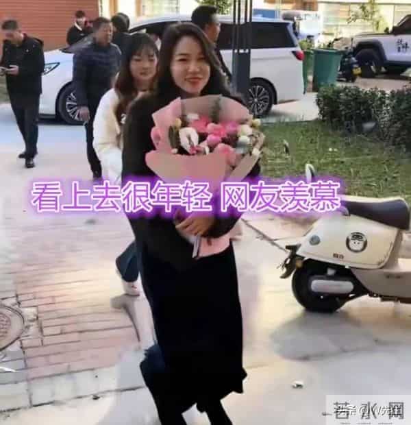 36岁女子当丈母娘,颜值气质超过女儿,网友:看到丈母娘心动了