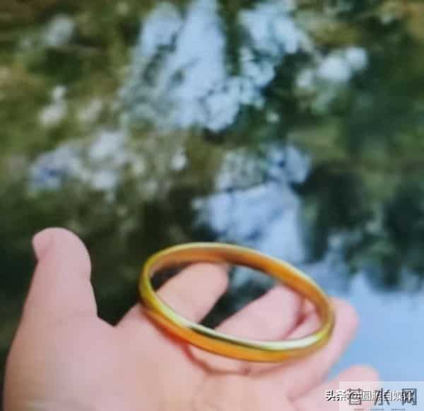 伤心女子把金手镯丢河里男子不顾寒冷捞起手镯，以为发财结果失望