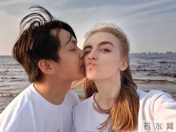 沈阳留学生爱上乌克兰美女，每天被女友亲上百次，睡个懒觉都不成