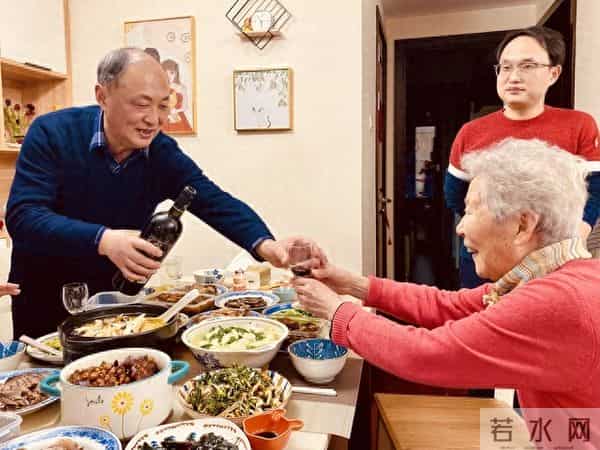 和亲家过个年，我才醒悟：给房给车，不如给孩子这三样“家底”