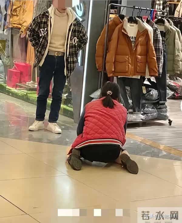 女子商场向丈夫下跪后续：原因曝光 为买299羽绒服 网友：自作自受
