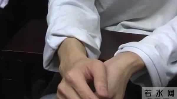 和父母同睡18年，男子内心产生阴影，他做出了一个惊人的举动