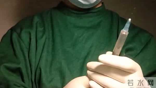 和父母同睡18年，男子内心产生阴影，他做出了一个惊人的举动