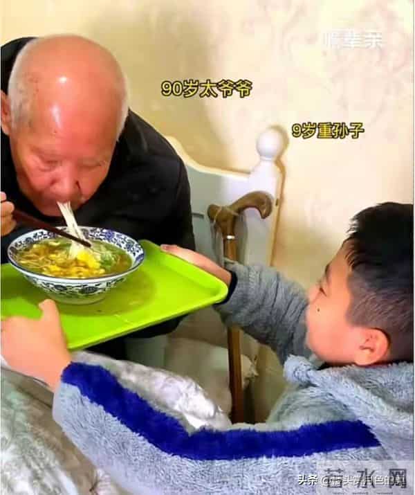 晨换尿不湿，爷爷要抱抱，孙媳妇淡然回应：亲情就是习以为常