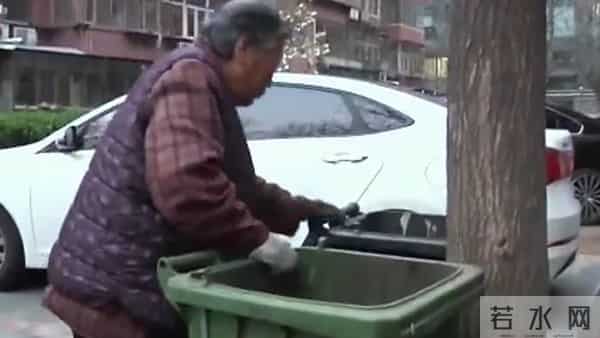 和父母同睡18年，男子内心产生阴影，他做出了一个惊人的举动