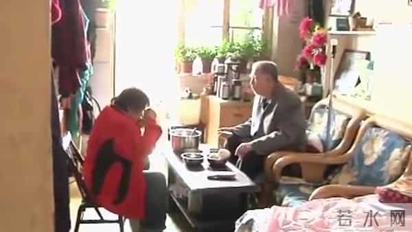 和父母同睡18年，男子内心产生阴影，他做出了一个惊人的举动