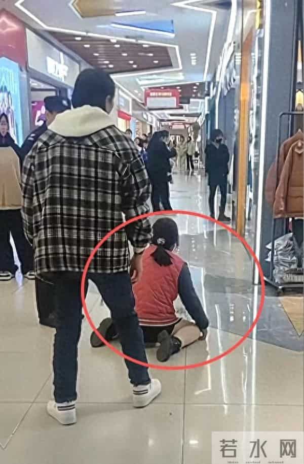 女子商场跪求丈夫后续!为买羽绒服,衣着朴实家庭妇女 知情人曝光