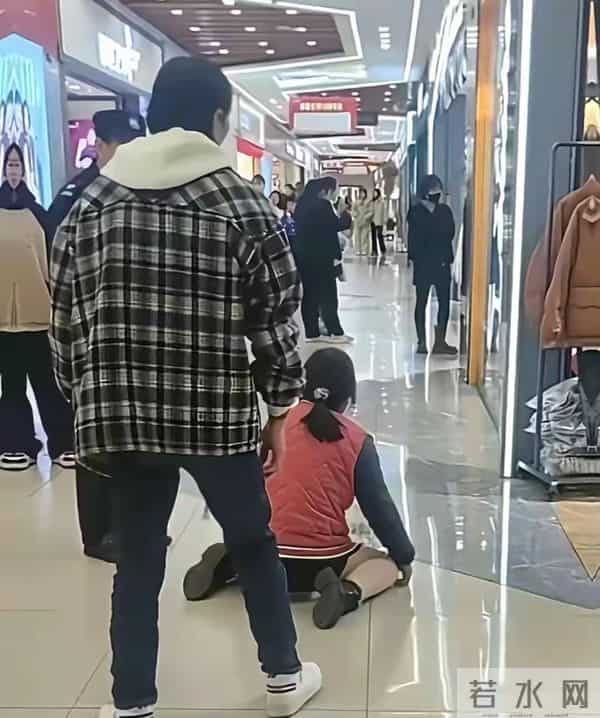 女子商场下跪不是为买羽绒服?知情人曝3个内情,颠覆认知
