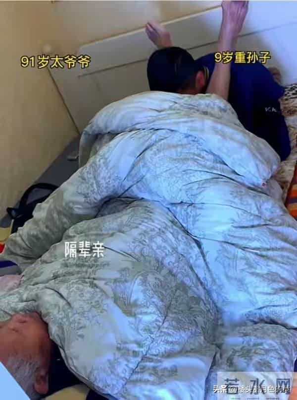 晨换尿不湿，爷爷要抱抱，孙媳妇淡然回应：亲情就是习以为常