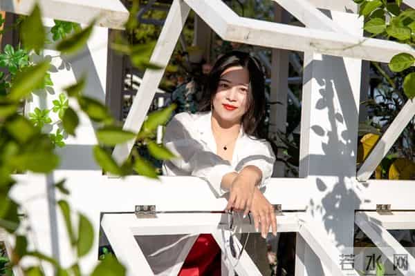 一个中年女人不动声色的背后,有一地碎渣,无半分解药