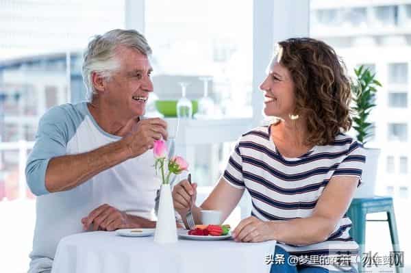 当了10年公公，我悟透5个理：不管儿媳亲不亲，晚年活得不憋屈