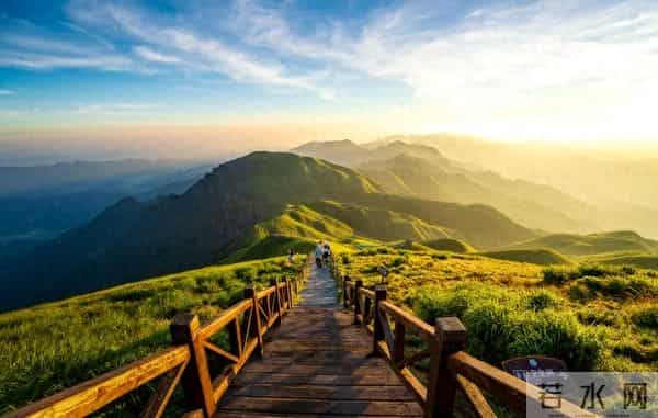 冯唐这句话太通透：舍不得为自己花钱是成长，舍得花才是真通透