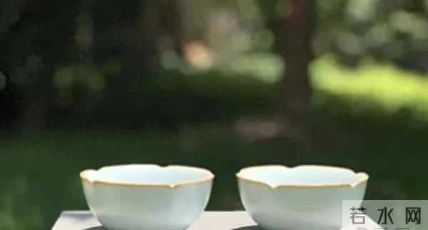 对家人不耐烦、态度差,对外人客客气气,暴露了一个人的性格缺陷