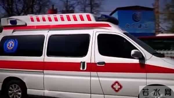 和父母同睡18年，男子内心产生阴影，他做出了一个惊人的举动