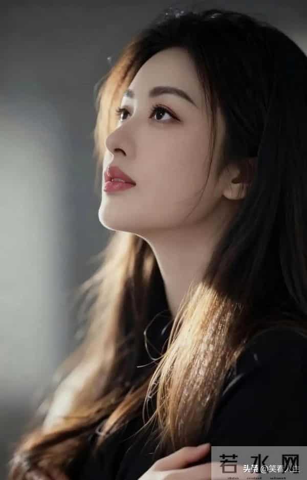 女人越碰越上瘾！男人必学的肢体接触技巧，让她天天缠着你！