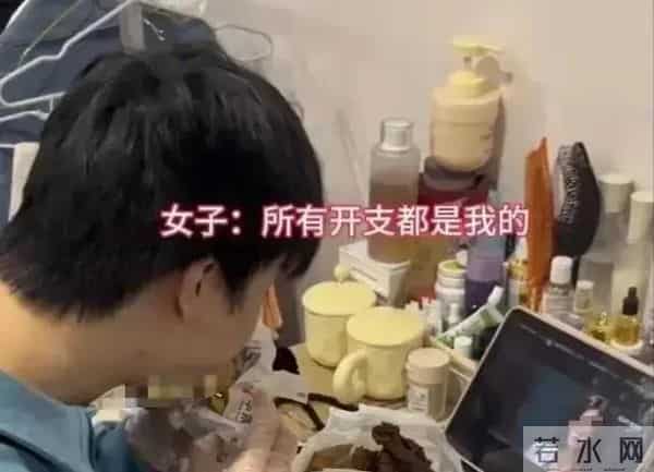 浙江一男子摆烂不上班1年,全靠女友养!衣服堆成山,餐盒遍地扔