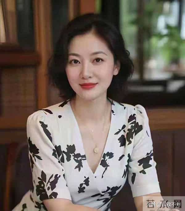 50岁后越碰越恩爱!男人碰女人这个地方,比亲吻拥抱还让她心动