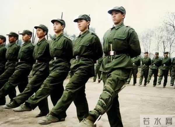 96年妻子考大学后与我离婚,我当兵12年后提干重逢她