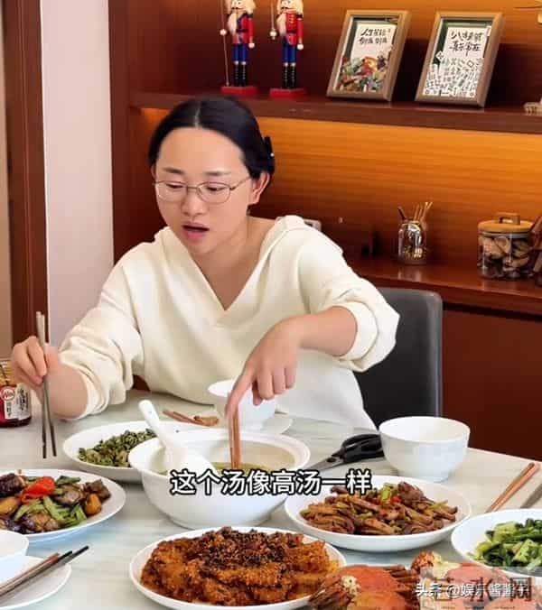 红姐只考虑自己，看周阿姨这样做就知道，难怪小凤和老爹会夸她