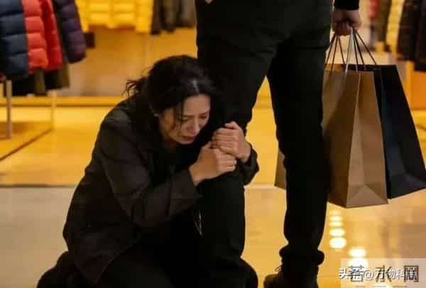 女子商场向丈夫下跪后续：原因曝光 为买299羽绒服 网友：自作自受
