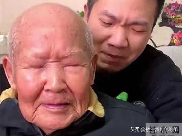 晨换尿不湿，爷爷要抱抱，孙媳妇淡然回应：亲情就是习以为常