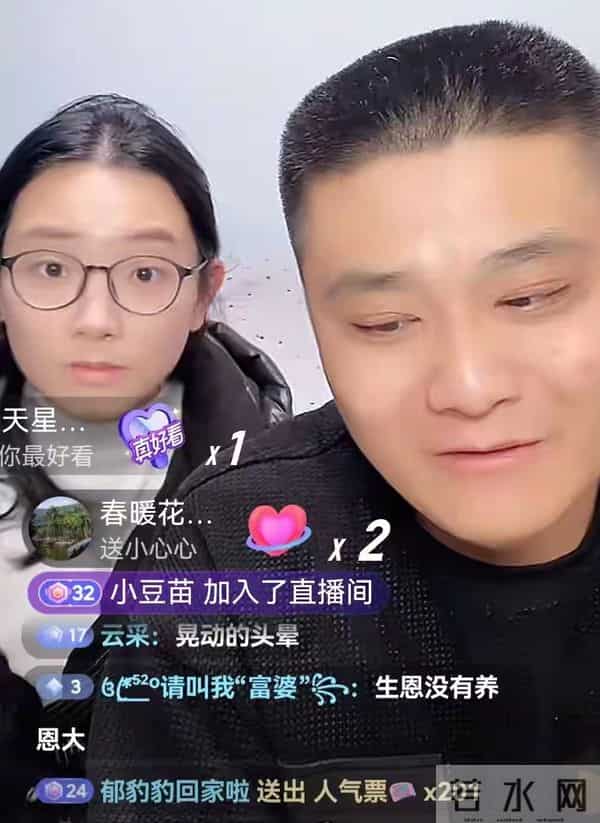 南京双胞胎认亲12天反目：哥哥选择留在养家，弟弟直播间曝家丑