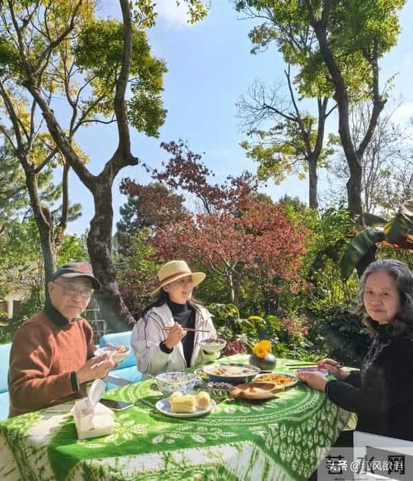 龚琳娜离婚1年未释怀,父母飞云南承包家务,老爸洗碗做饭太心疼