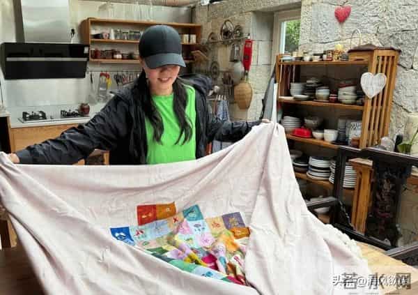 龚琳娜离婚1年未释怀,父母飞云南承包家务,老爸洗碗做饭太心疼