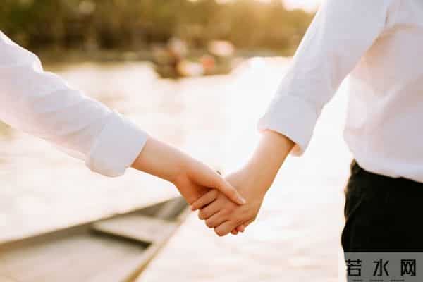 婚礼还有2天，男方爷爷去世。女方怀有4个月身孕，男方说延期一年