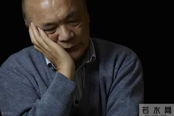 我每月退休金5300，舍不得买一罐奶粉，接了女儿一个电话我心凉了