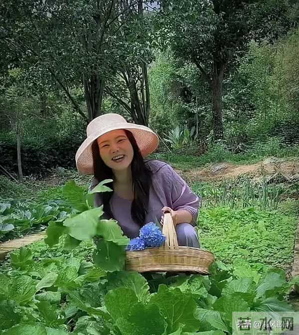 龚琳娜离婚1年未释怀,父母飞云南承包家务,老爸洗碗做饭太心疼