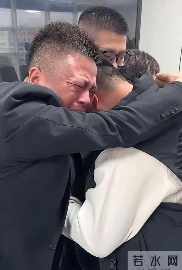 南京双胞胎认亲半月反目?27年后抱着哭又在直播撕破脸