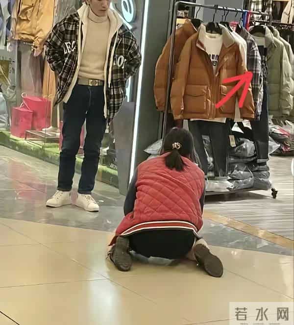 女子商场下跪不是为买羽绒服?知情人曝3个内情,颠覆认知
