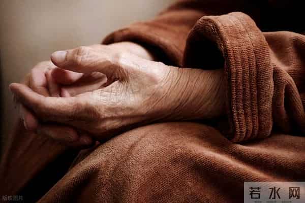 我每月退休金5300，舍不得买一罐奶粉，接了女儿一个电话我心凉了