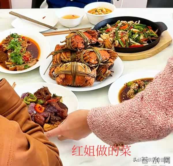 红姐只考虑自己，看周阿姨这样做就知道，难怪小凤和老爹会夸她