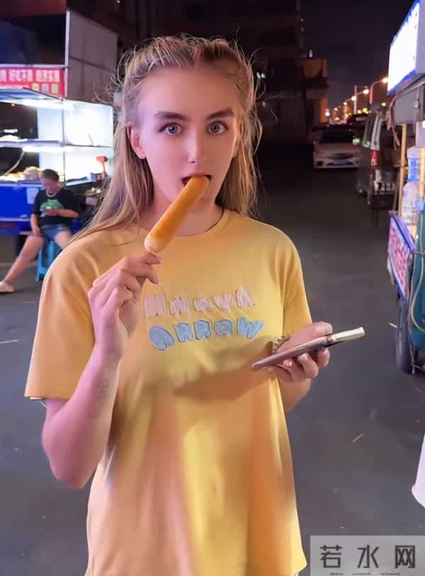 沈阳留学生爱上乌克兰美女，每天被女友亲上百次，睡个懒觉都不成