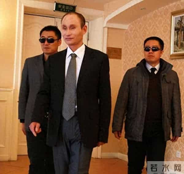 2011年,安徽48岁光棍因酷似普京,出场费5千,被俄罗斯富婆追求