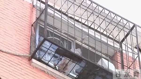 和父母同睡18年，男子内心产生阴影，他做出了一个惊人的举动