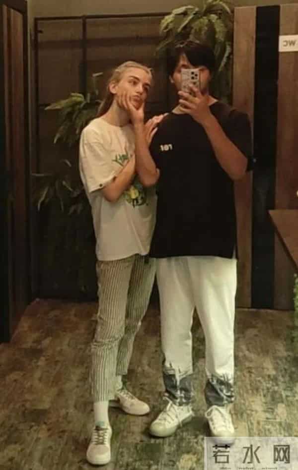 沈阳留学生爱上乌克兰美女，每天被女友亲上百次，睡个懒觉都不成