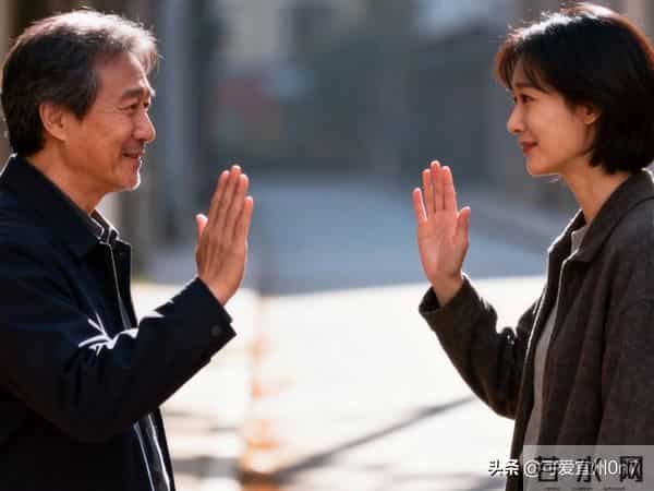 你懂得-女人喜欢男人的四个坏动作,多数男人不敢一试知道吗?