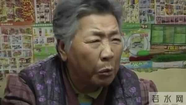 和父母同睡18年，男子内心产生阴影，他做出了一个惊人的举动