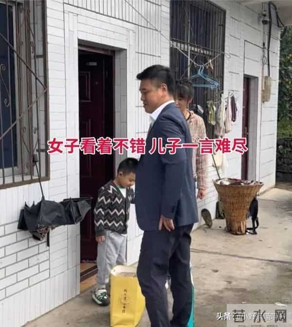 相亲现场女子踢翻礼物,男子果断离开,网友却说:他救了全家!