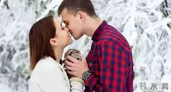 男人可以抱女人睡，但别抱希望，可以亲女人嘴，但别信女人那张嘴