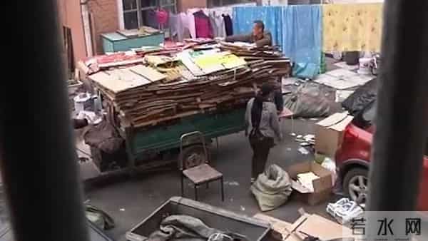 和父母同睡18年，男子内心产生阴影，他做出了一个惊人的举动